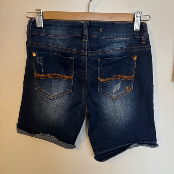 Jeans shorts whit holes - Picture 3 of 3